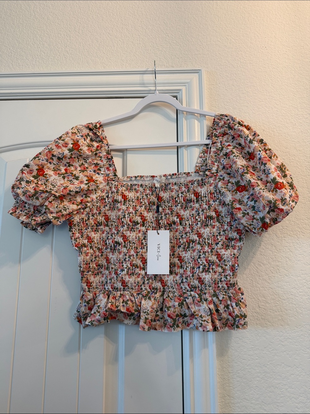 VICI x GINA Cream Floral Smocked Puff Sleeve Crop Top, Sz L NWT